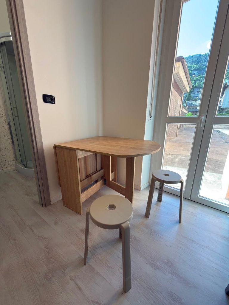 Postazione individuale vicino alla finestra